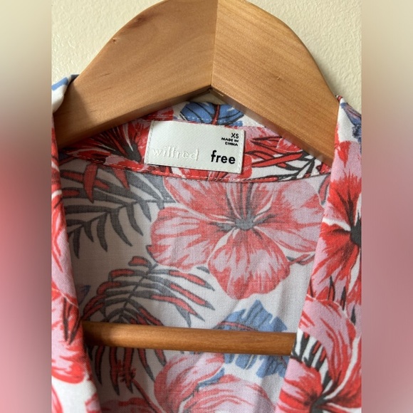 Wilfred Free Aritzia Collared Hibiscus Floral Button Size XS
Cropped Boxy Fit - Picture 7 of 7